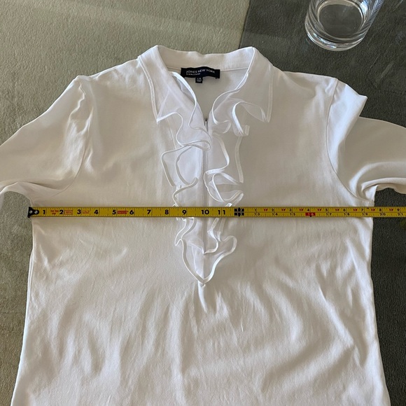 JONES NEW YORK SIGNATURE WHITE RUFFLED TOP - Picture 8 of 8